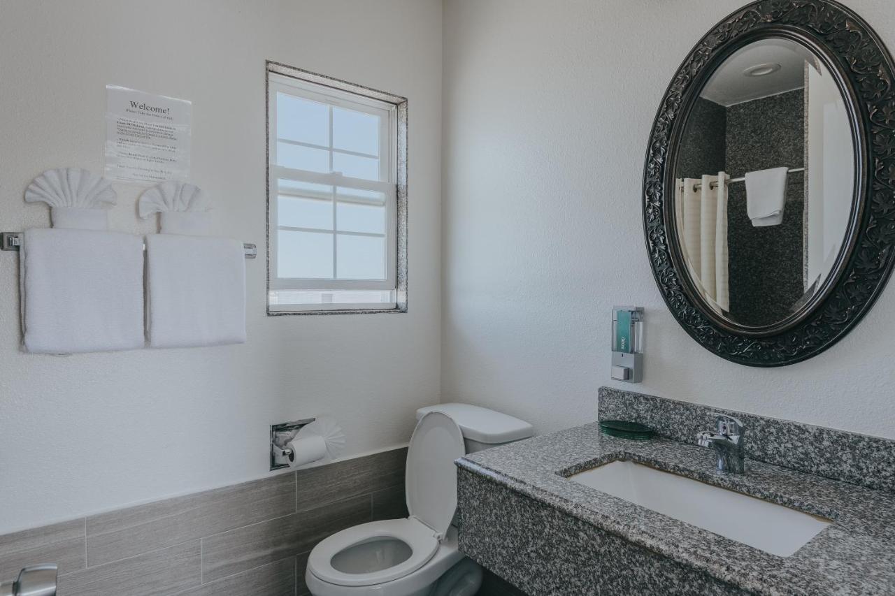 Deluxe Partial View King Room - Upstairs, Non-Smoking, No Pets at Sea Air Inn & Suites - Downtown - Restaurant Row