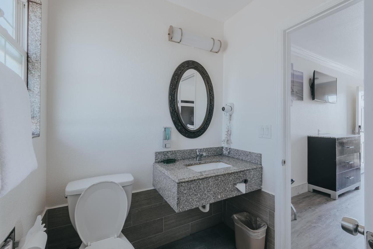Deluxe Partial View King Room - Upstairs, Non-Smoking, No Pets at Sea Air Inn & Suites - Downtown - Restaurant Row