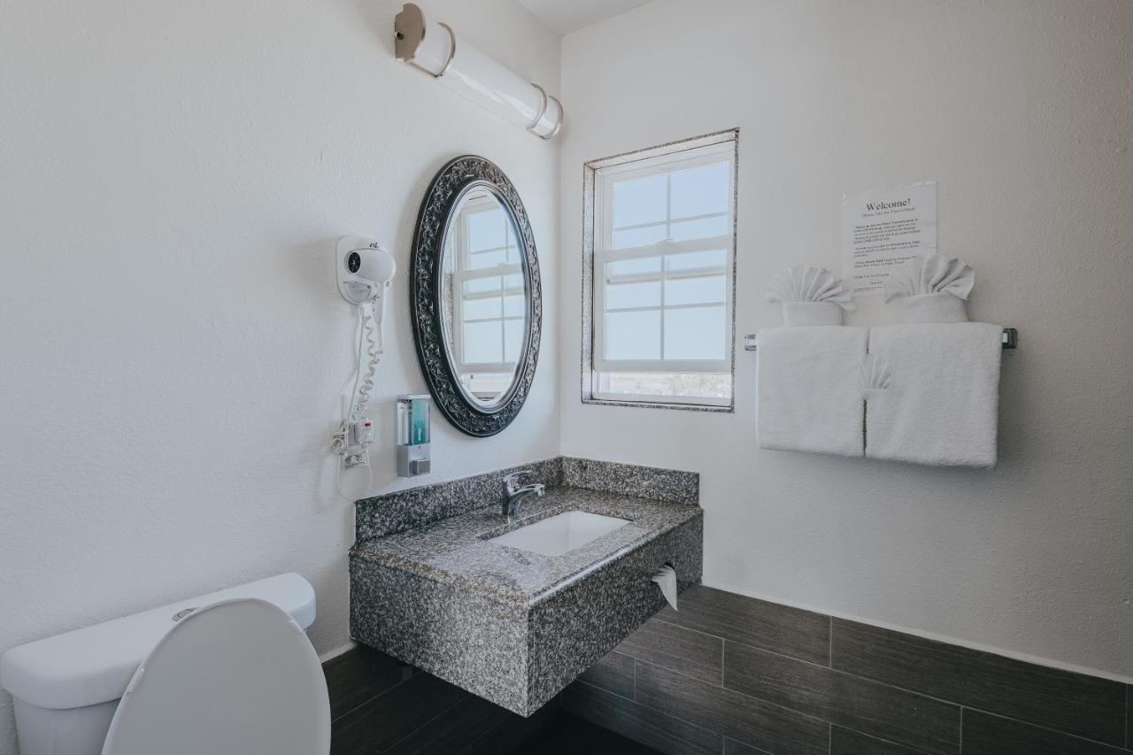 Deluxe Partial View Queen Room - Upstairs, Non-Smoking, No Pets at Sea Air Inn & Suites - Downtown - Restaurant Row
