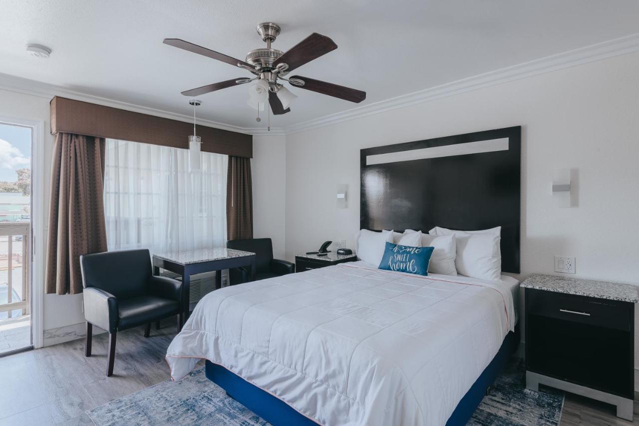 Deluxe Partial View Queen Room - Upstairs, Non-Smoking, No Pets at Sea Air Inn & Suites - Downtown - Restaurant Row