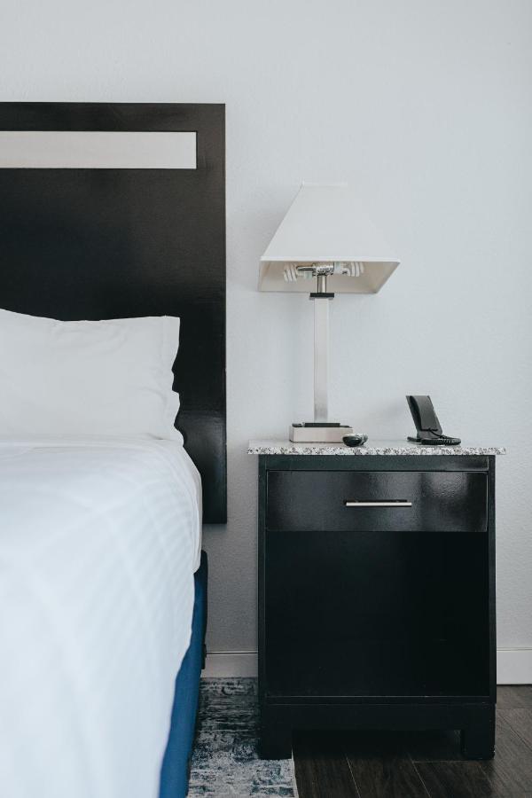 Deluxe King Room - Downstairs, Non-Smoking, No Pets at Sea Air Inn & Suites - Downtown - Restaurant Row