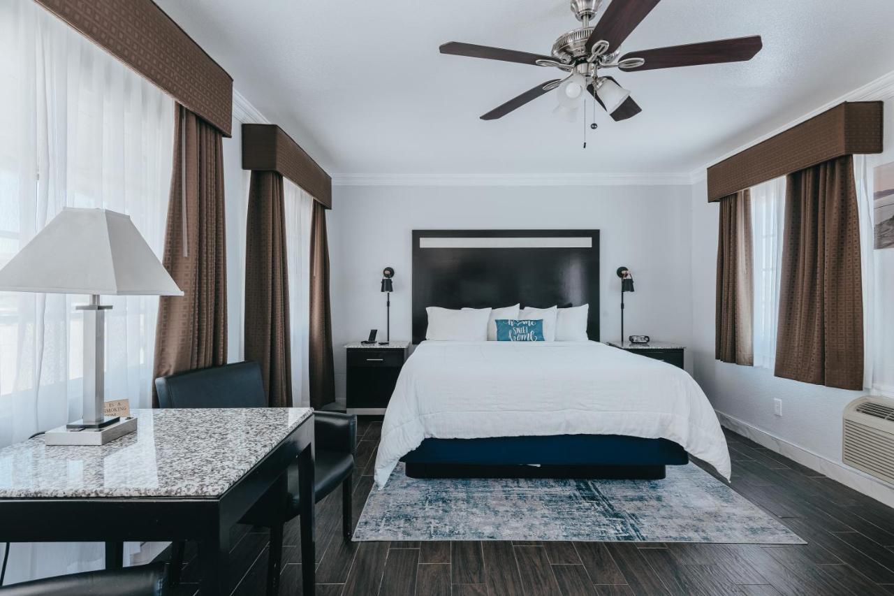 Deluxe Junior King Suite - Downstairs, Non-Smoking, No Pets at Sea Air Inn & Suites - Downtown - Restaurant Row