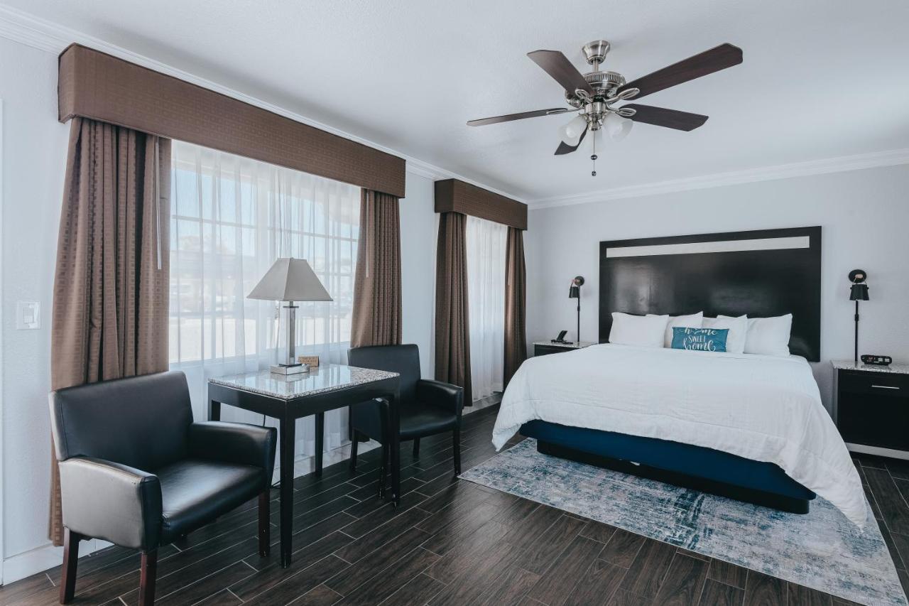 Deluxe Junior King Suite - Downstairs, Non-Smoking, No Pets at Sea Air Inn & Suites - Downtown - Restaurant Row