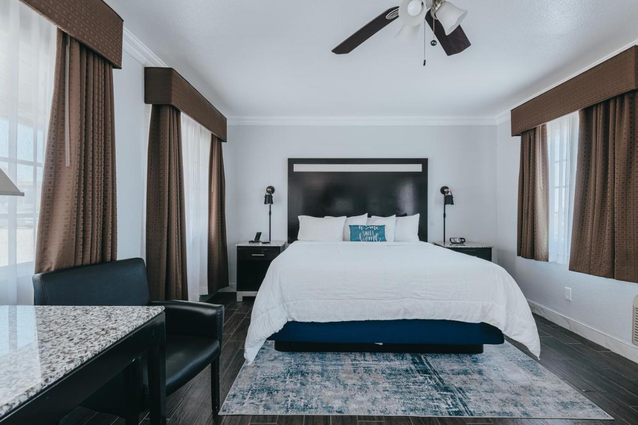 Deluxe Junior King Suite - Downstairs, Non-Smoking, No Pets at Sea Air Inn & Suites - Downtown - Restaurant Row