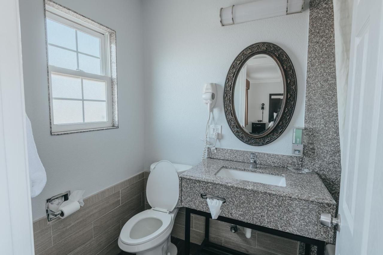 Deluxe Junior King Suite - Downstairs, Non-Smoking, No Pets at Sea Air Inn & Suites - Downtown - Restaurant Row