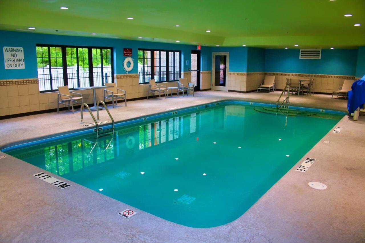  | Holiday Inn Express, an IHG Hotel