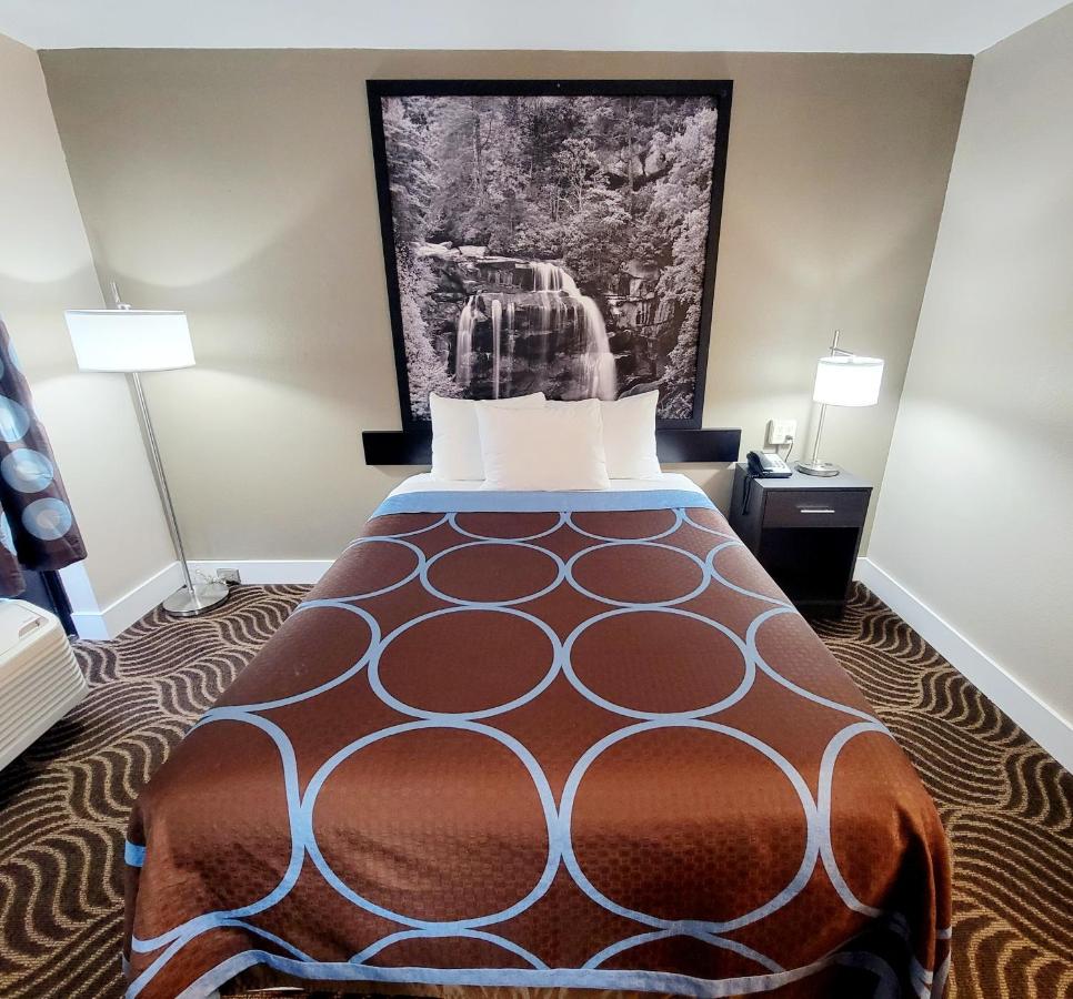 Queen Room - Non-Smoking at Super 8 by Wyndham Marion NC