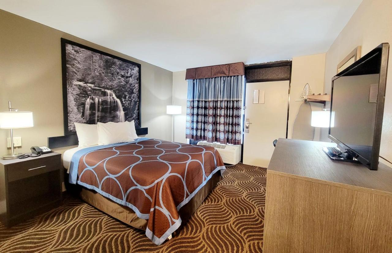 Queen Room - Non-Smoking at Super 8 by Wyndham Marion NC