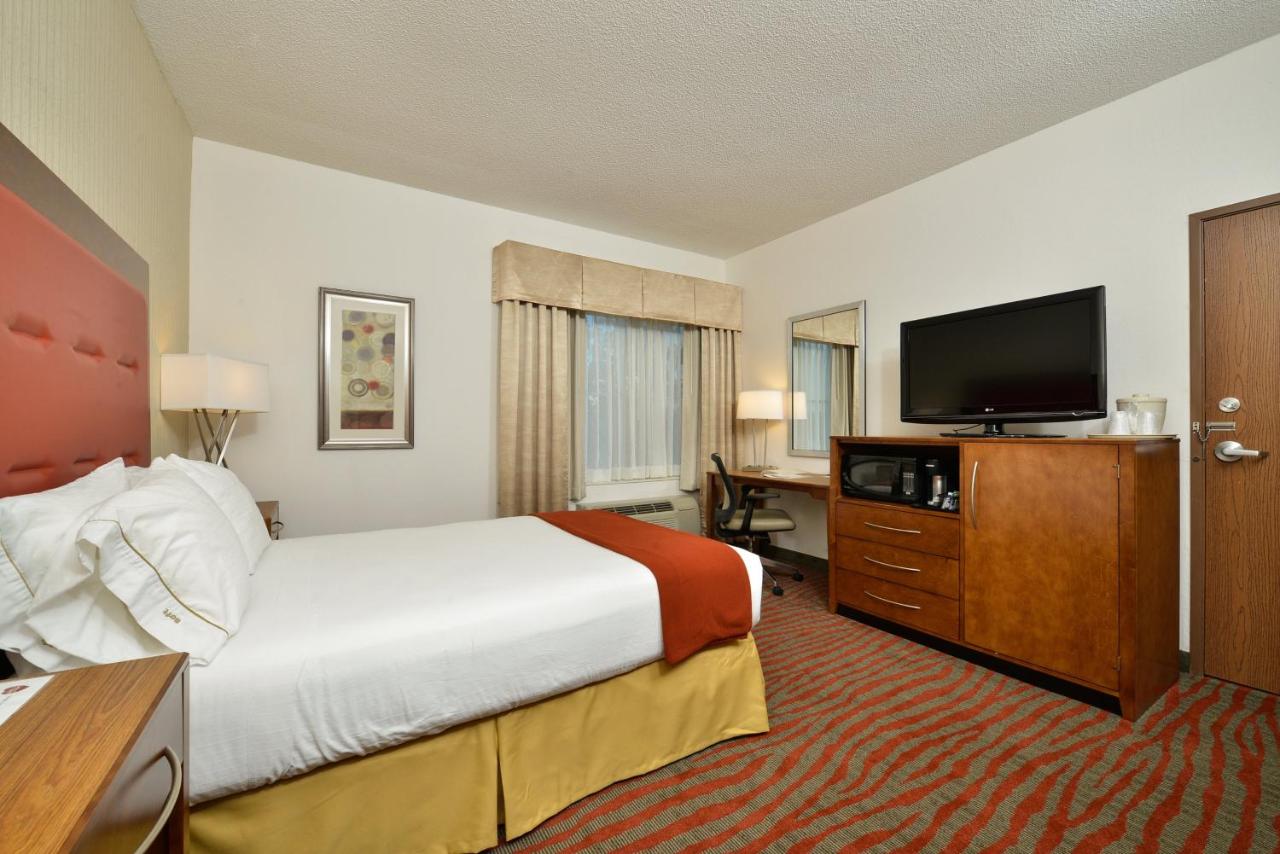 | Holiday Inn Express Boston/Milford Hotel, an IHG Hotel