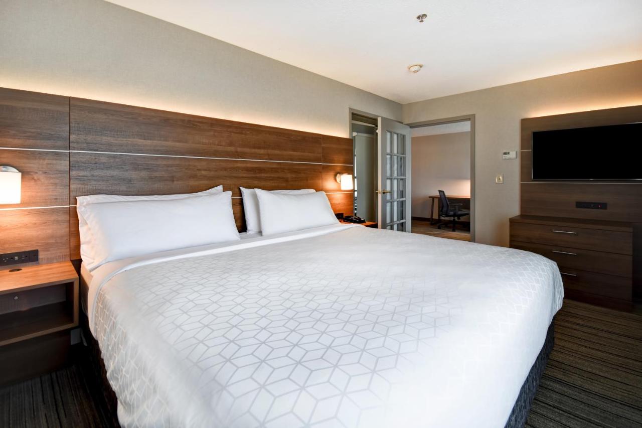 | Holiday Inn Express Newport North - Middletown, an IHG Hotel