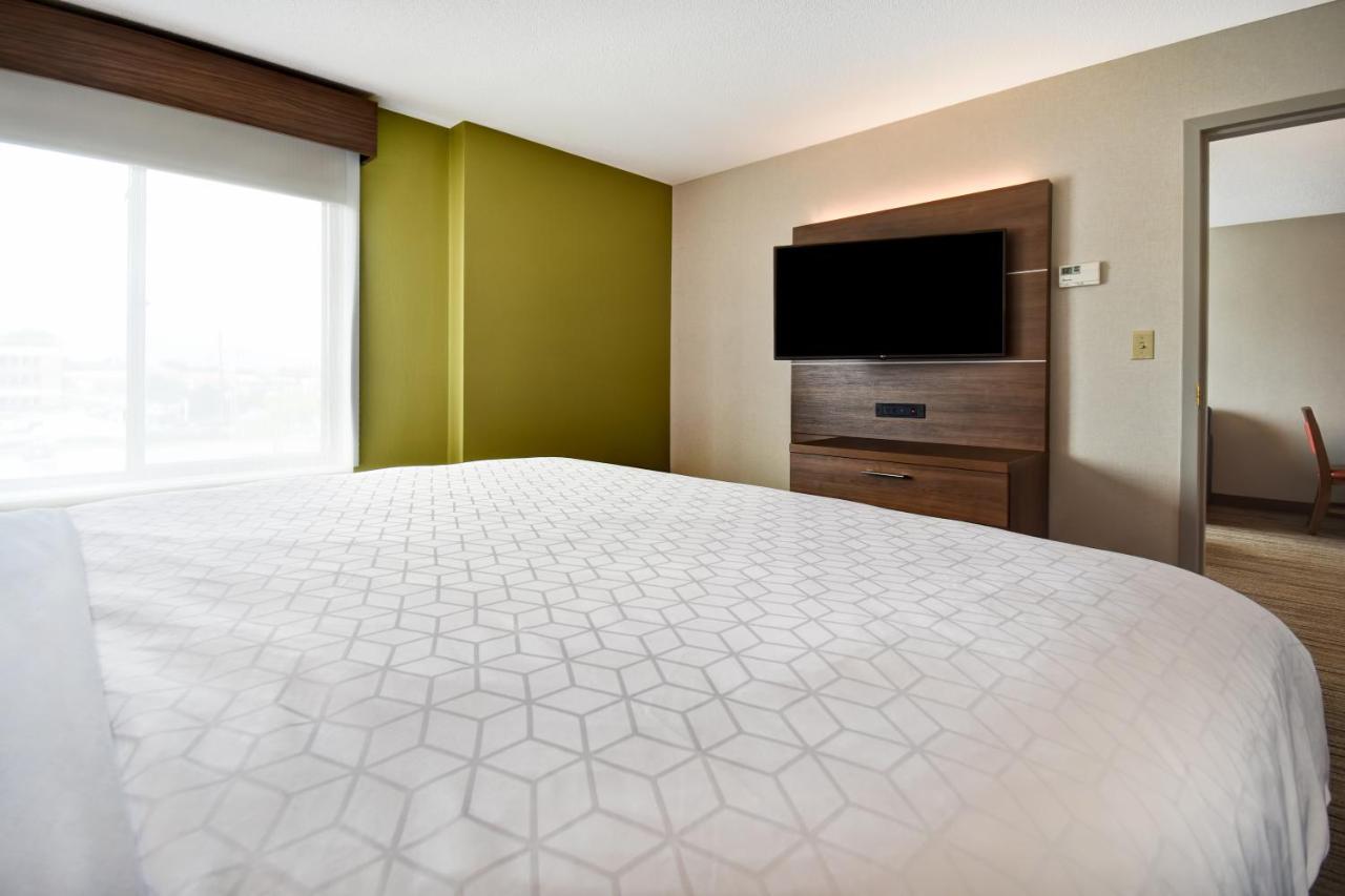 | Holiday Inn Express Newport North - Middletown, an IHG Hotel