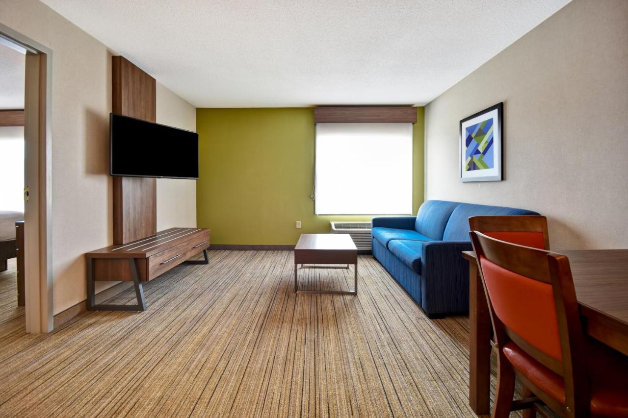 | Holiday Inn Express Newport North - Middletown, an IHG Hotel