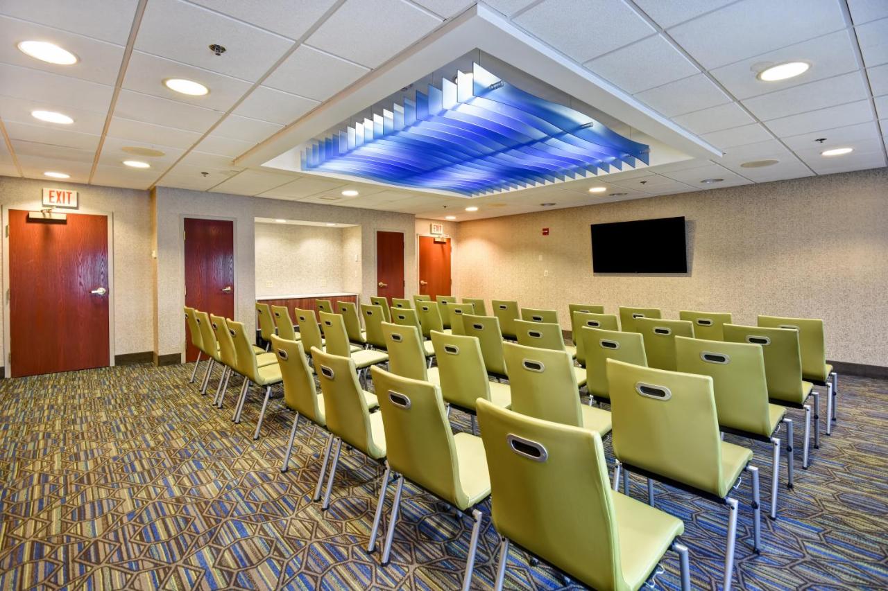| Holiday Inn Express Newport North - Middletown, an IHG Hotel