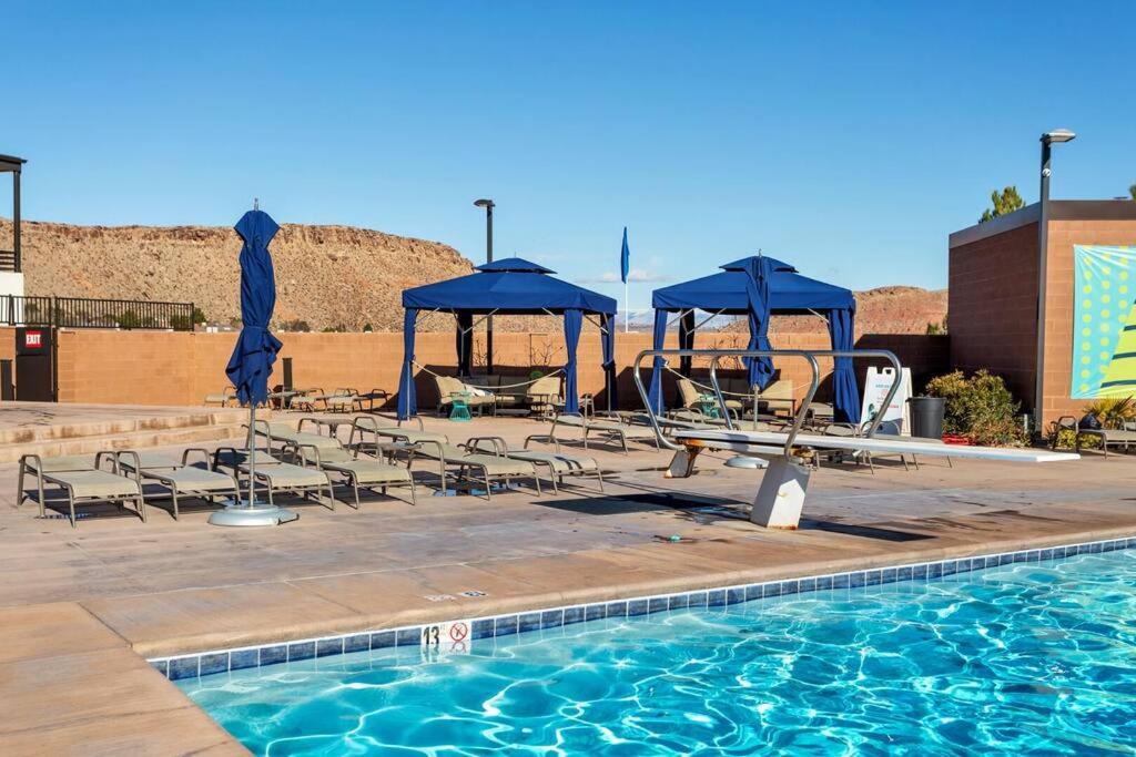 | Resort Villa 4 - LUXURY VILLA, POOL VIEW, GAMES GALORE, TOP LEVEL! YEAR ROUND HEATED POOL & HOT TUB!