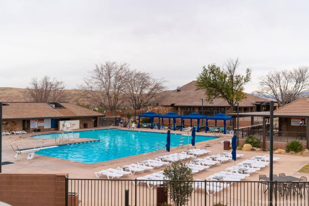 | Resort Villa 4 - LUXURY VILLA, POOL VIEW, GAMES GALORE, TOP LEVEL! YEAR ROUND HEATED POOL & HOT TUB!
