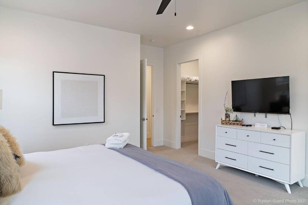 | Resort Villa 4 - LUXURY VILLA, POOL VIEW, GAMES GALORE, TOP LEVEL! YEAR ROUND HEATED POOL & HOT TUB!