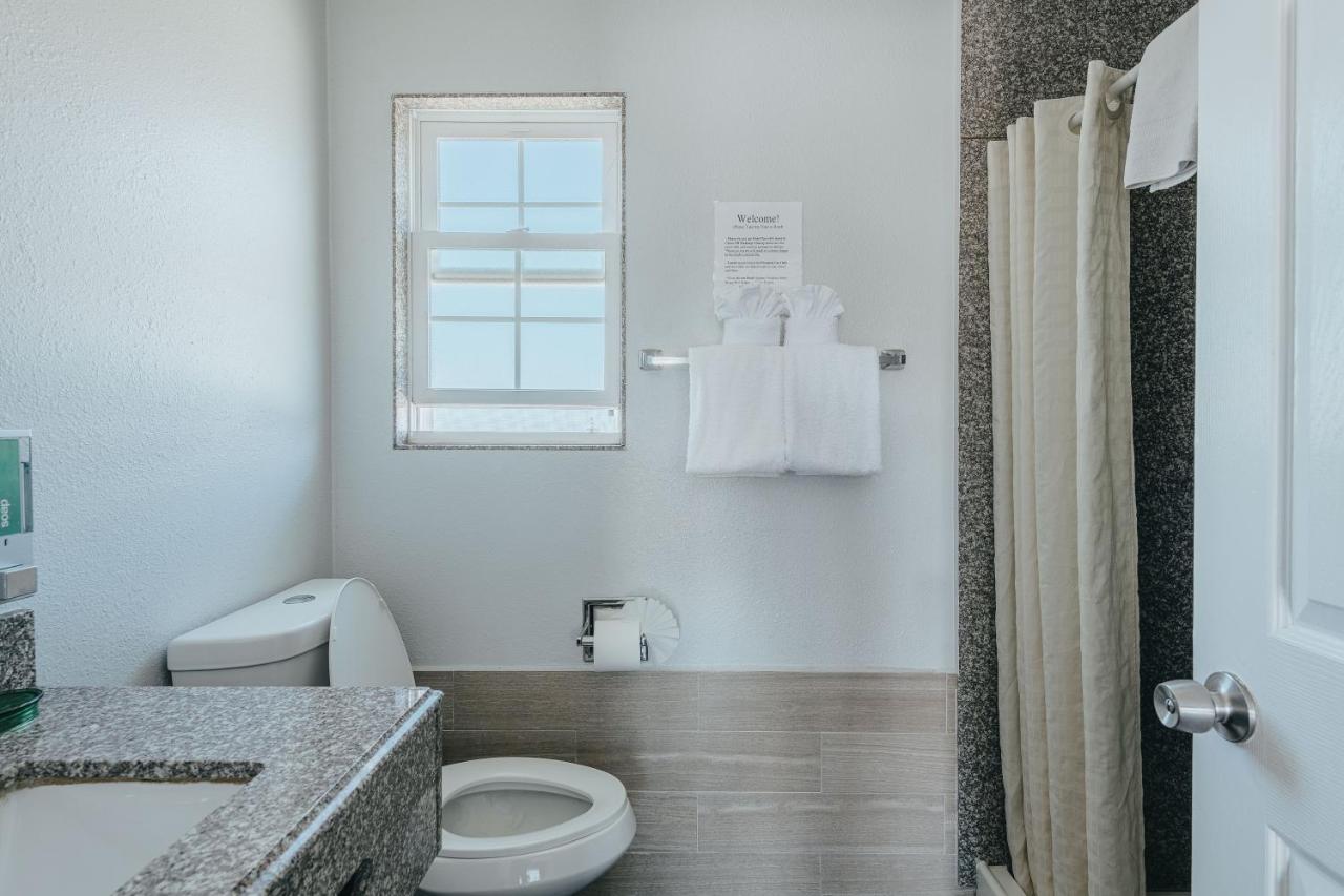 Deluxe King Room - Downstairs, Non-Smoking, No Pets at Sea Air Inn & Suites - Downtown - Restaurant Row