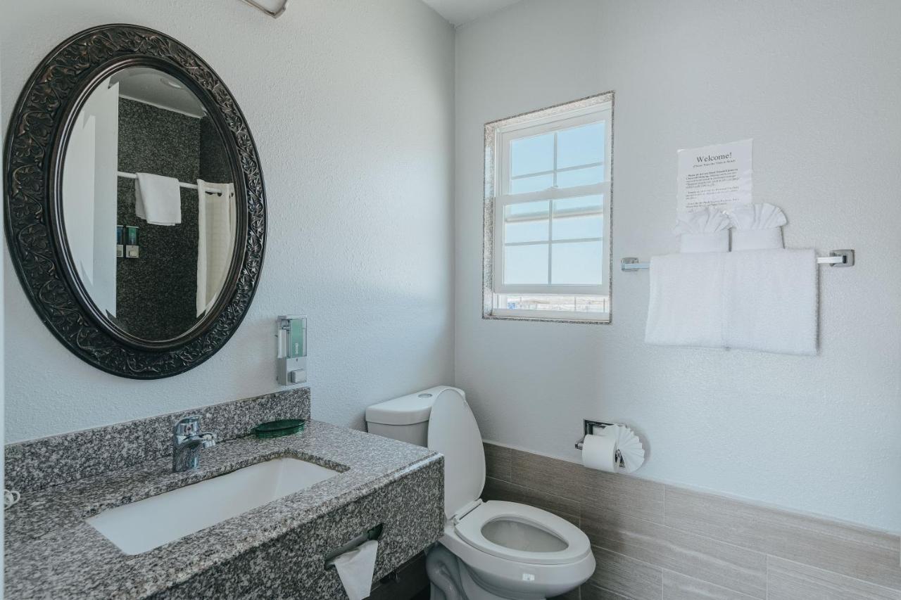 Deluxe King Room - Downstairs, Non-Smoking, No Pets at Sea Air Inn & Suites - Downtown - Restaurant Row