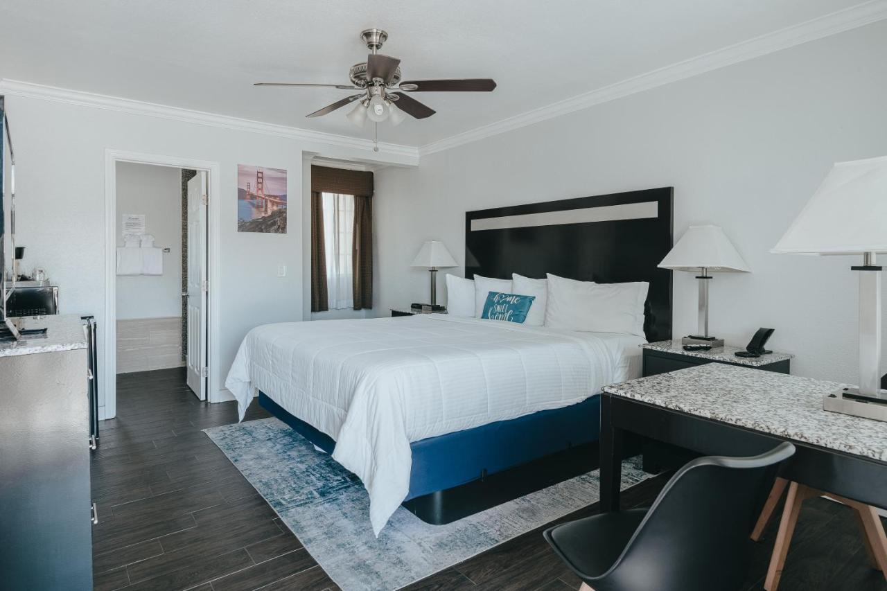 Deluxe King Room - Downstairs, Non-Smoking, No Pets at Sea Air Inn & Suites - Downtown - Restaurant Row