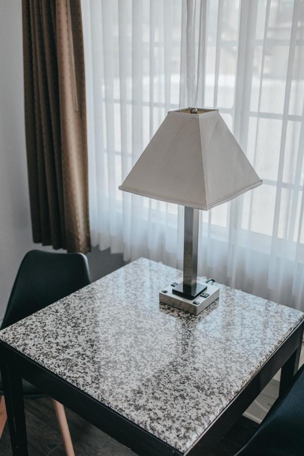 Deluxe King Room - Downstairs, Non-Smoking, No Pets at Sea Air Inn & Suites - Downtown - Restaurant Row