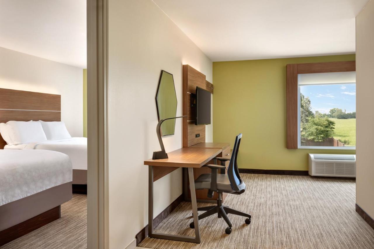 King Suite at Holiday Inn Express Inn & Suites Searcy by IHG