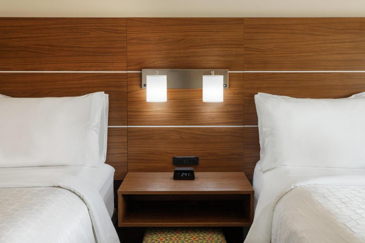 Queen Suite at Holiday Inn Express Inn & Suites Searcy by IHG
