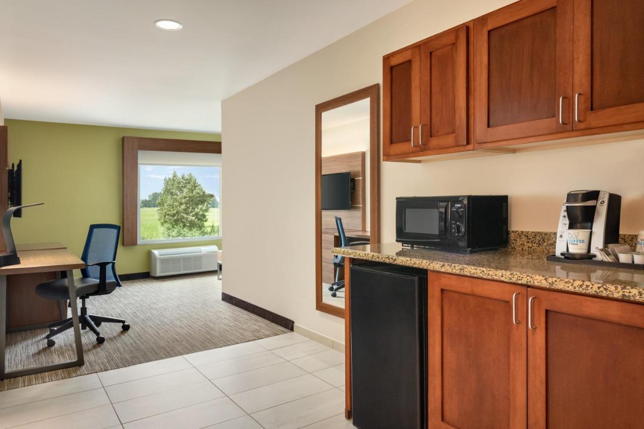 King Suite at Holiday Inn Express Inn & Suites Searcy by IHG