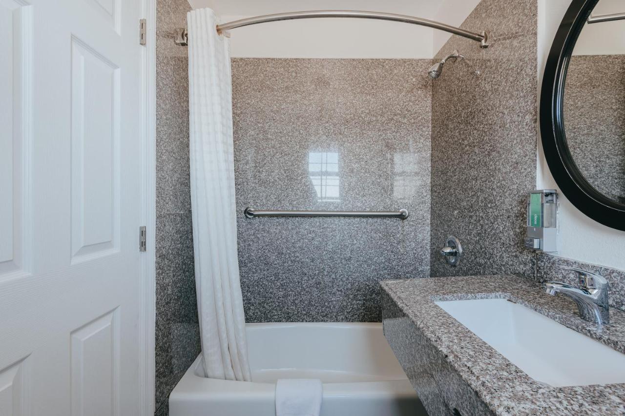 Deluxe Queen Room - Non-Smoking, No Pets at Sea Air Inn & Suites - Downtown - Restaurant Row