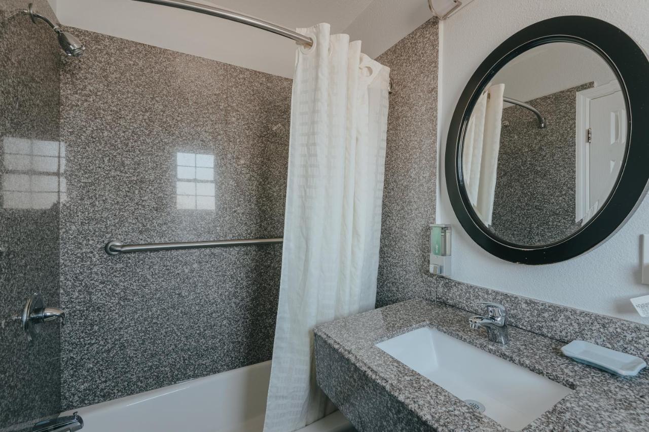Deluxe Queen Room - Non-Smoking, No Pets at Sea Air Inn & Suites - Downtown - Restaurant Row