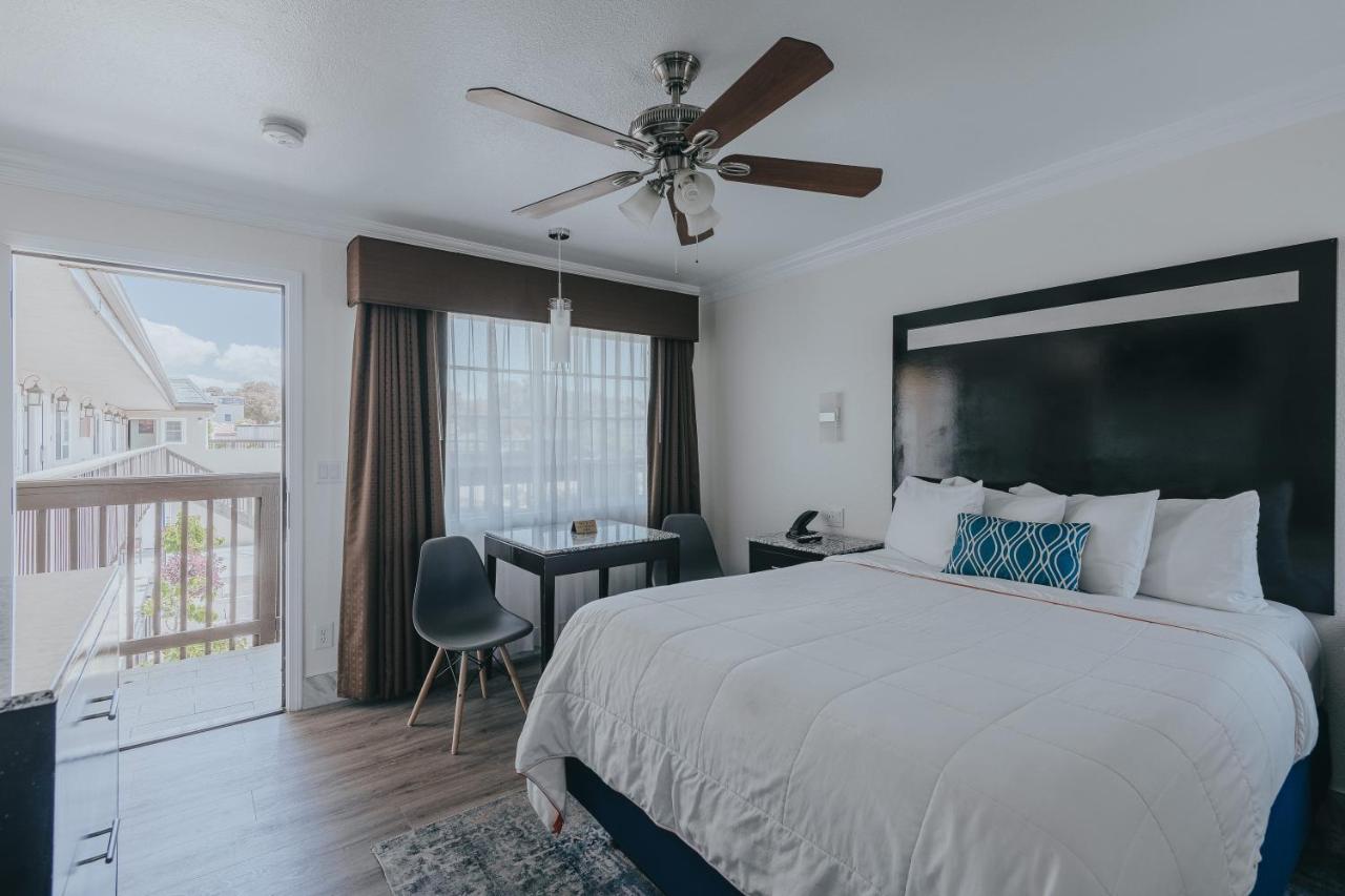 Deluxe Queen Room - Non-Smoking, No Pets at Sea Air Inn & Suites - Downtown - Restaurant Row