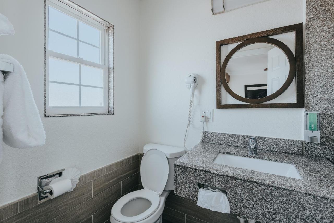 Deluxe Queen Room - Non-Smoking, No Pets at Sea Air Inn & Suites - Downtown - Restaurant Row