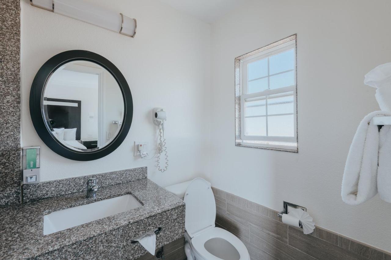 Deluxe Queen Room - Non-Smoking, No Pets at Sea Air Inn & Suites - Downtown - Restaurant Row