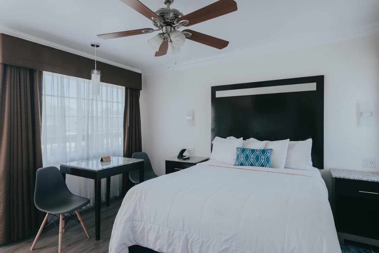 Deluxe Queen Room - Non-Smoking, No Pets at Sea Air Inn & Suites - Downtown - Restaurant Row