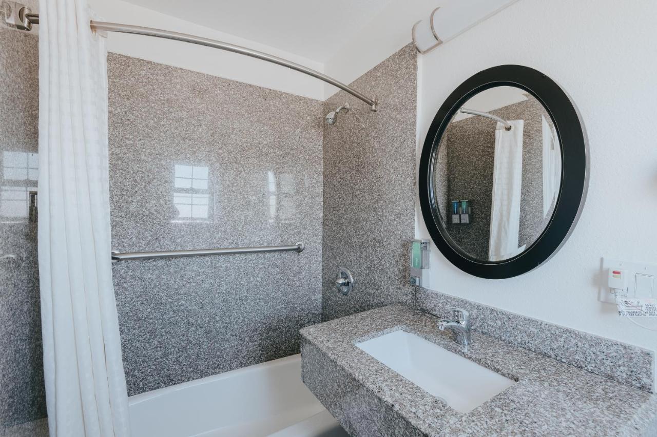 Deluxe Queen Room - Non-Smoking, No Pets at Sea Air Inn & Suites - Downtown - Restaurant Row