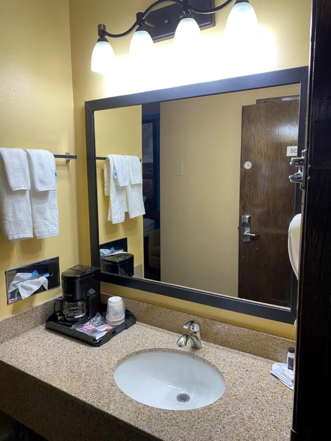 Deluxe King Room at Super 8 by Wyndham Rochester Mayo Clinic Area