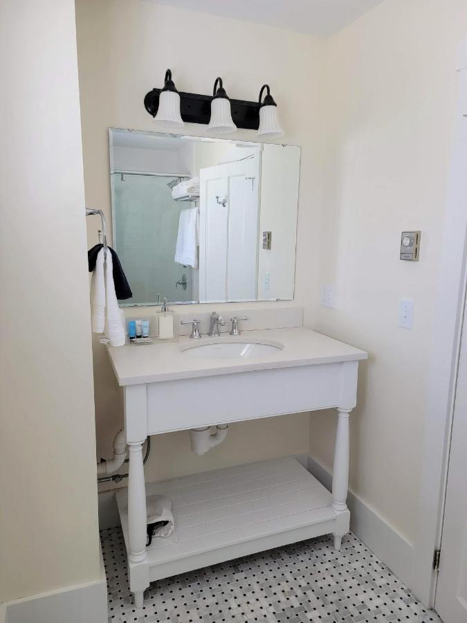 Queen Suite with Sea View at East Wind Inn on the Water