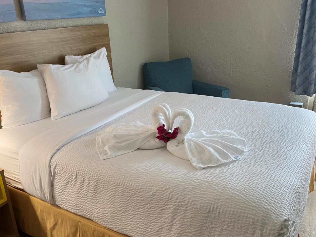 Deluxe King Room - Non-Smoking at Days Inn & Suites by Wyndham Fort Pierce Midtown