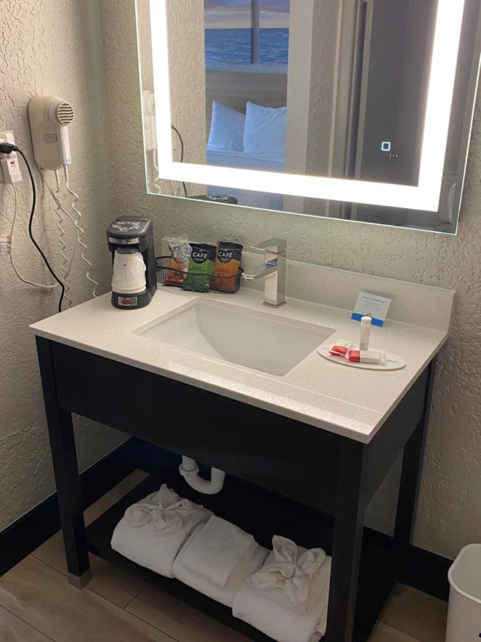 Deluxe King Room - Non-Smoking at Days Inn & Suites by Wyndham Fort Pierce Midtown
