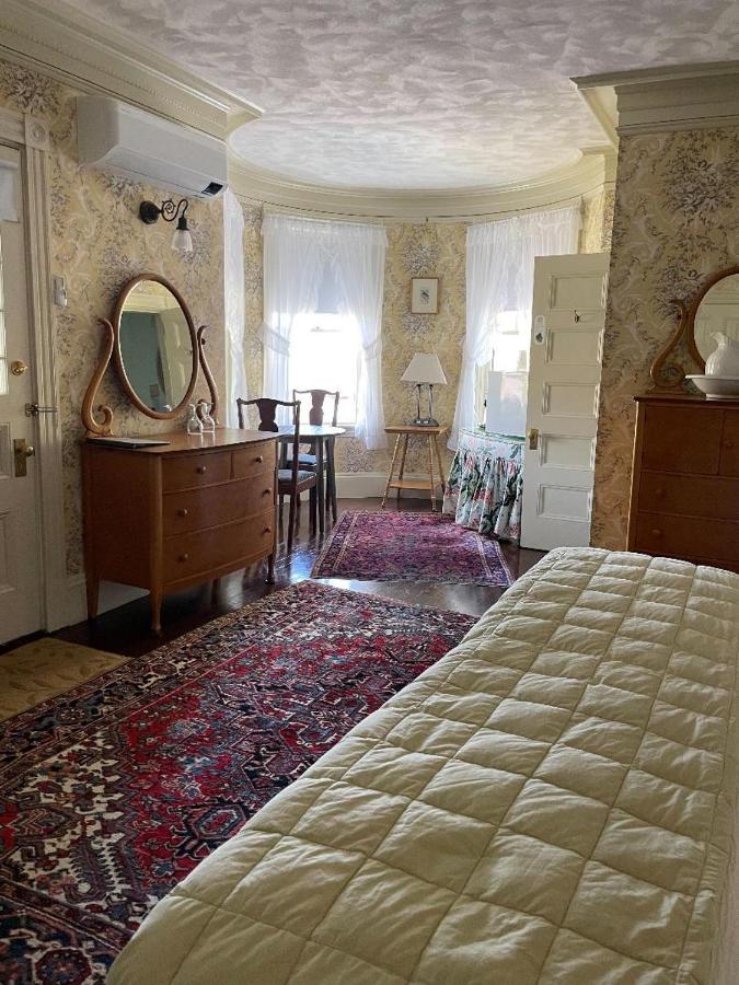 | Moseley Cottage Inn and The Town Motel