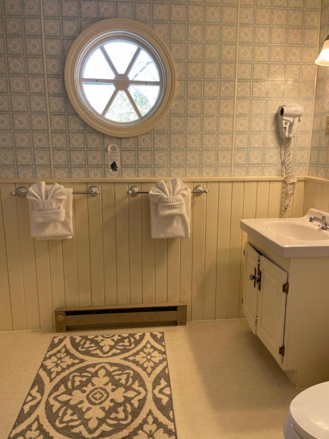 | Moseley Cottage Inn and The Town Motel