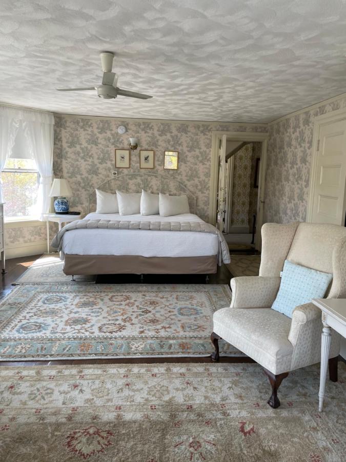 | Moseley Cottage Inn and The Town Motel