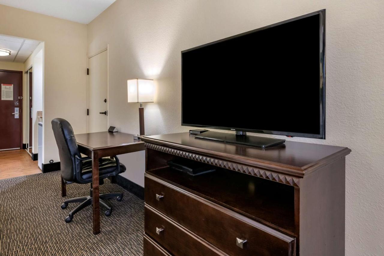 King Room with Roll-in Shower - Disability Access/Non-Smoking at Best Western Gateway Grand
