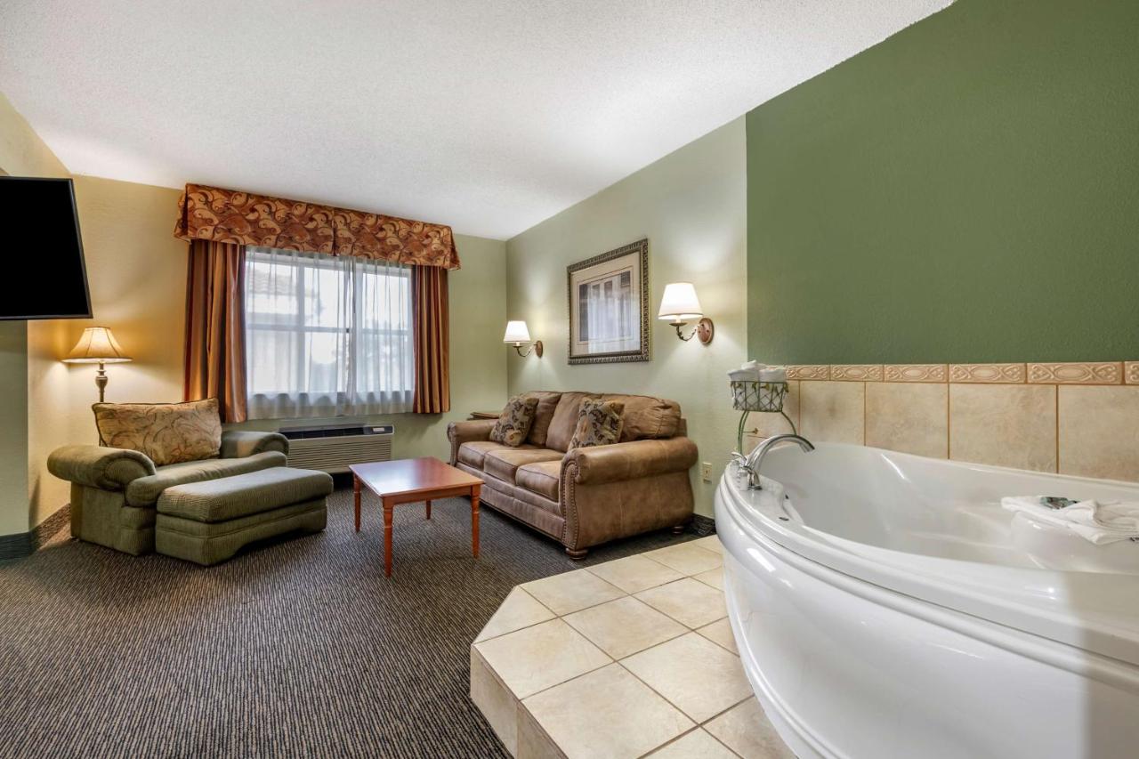 King Suite with Hot Tub - Non-Smoking at Best Western Gateway Grand