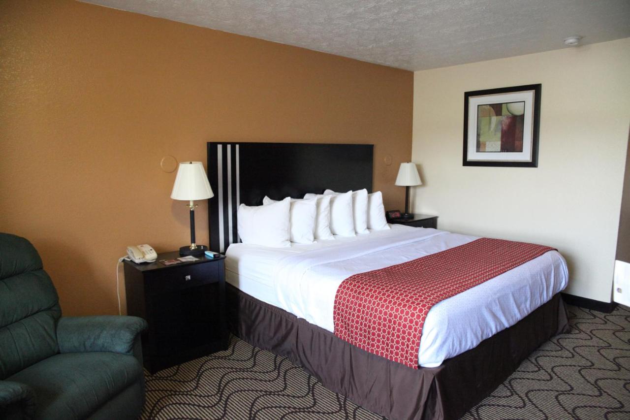 King Suite - Non-Smoking at Best Western Campbellsville Inn