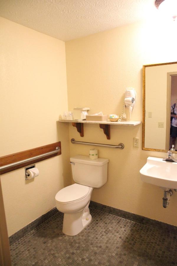 King Suite - Non-Smoking at Best Western Campbellsville Inn