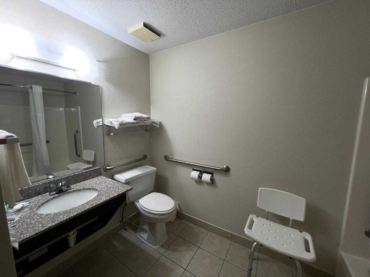 Queen Room - Accessible/Nonsmoking at Quality Inn Mitchell I-90