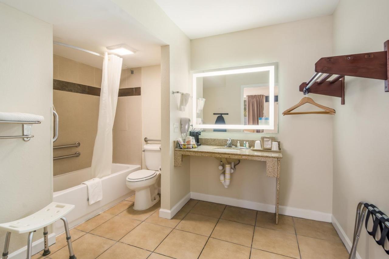 Queen Room - Accessible/Non-Smoking at Quality Inn Bradenton - Sarasota North
