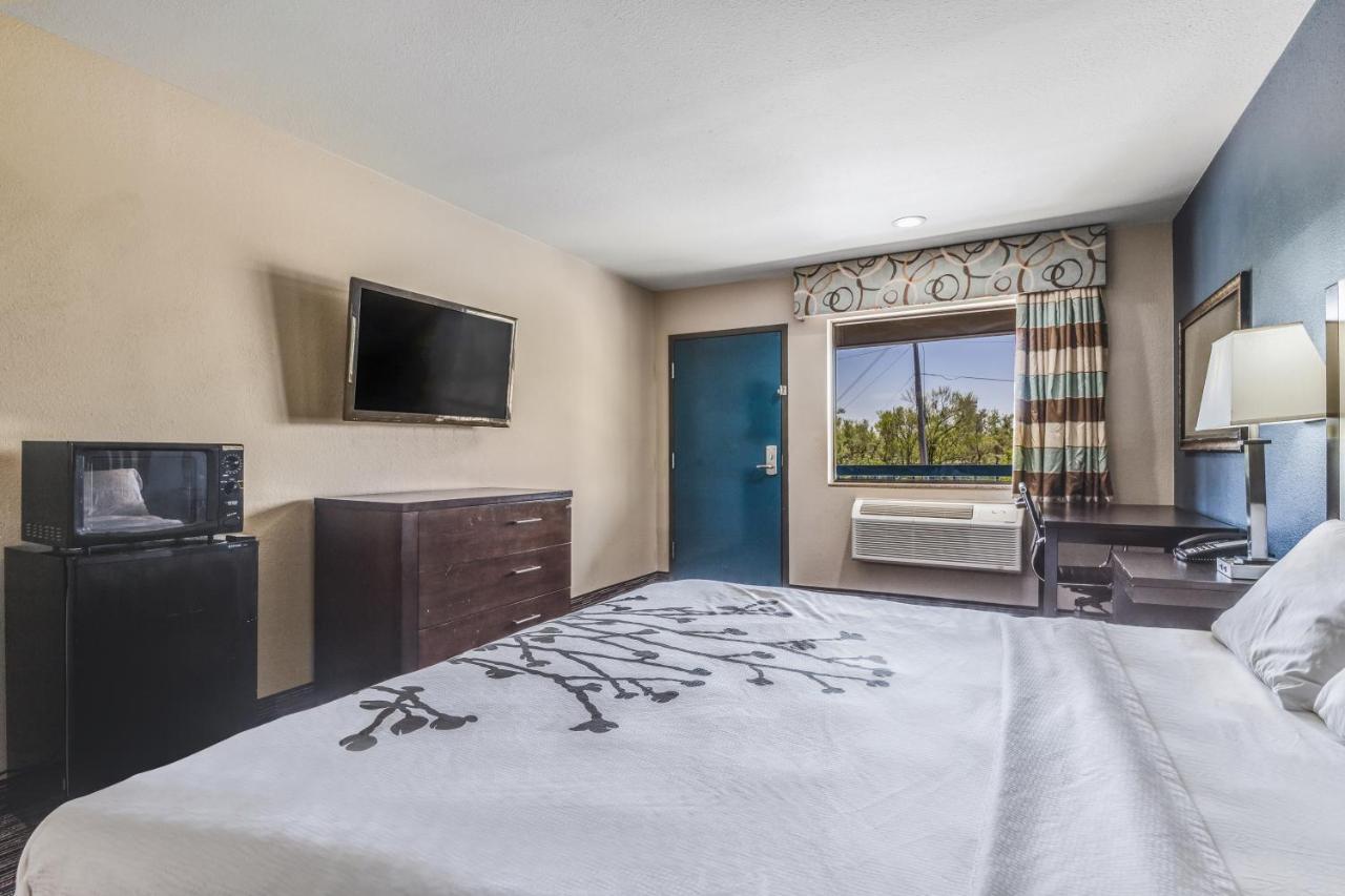 Standard King Room - Non Smoking at Econo Lodge Inn & Suites Enid South