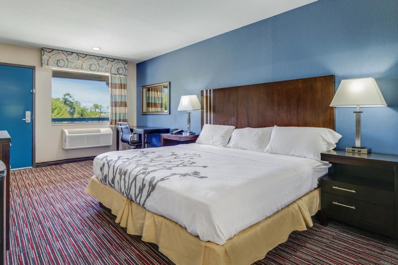 King Room - Accessible/Non Smoking at Econo Lodge Inn & Suites Enid South