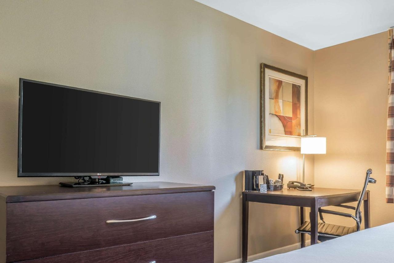 | Clarion Inn Belle Vernon